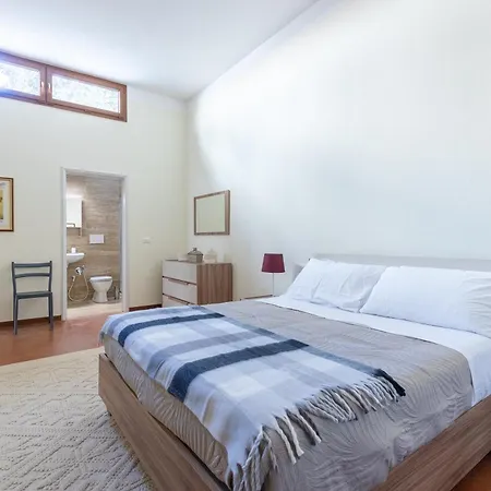 Guesthost - With Private Garden! *